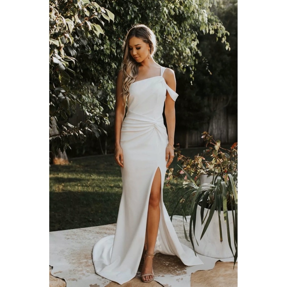 NEW Noel and Jean by Katie May IvoryRegal One Shoulder Gown Medium